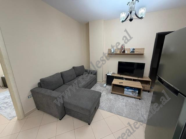 Apartament 1+1 me qira ne rrugen Peti, prane Liqenit Artifical ne Tirane.
Banesa pozicionohet ne ka